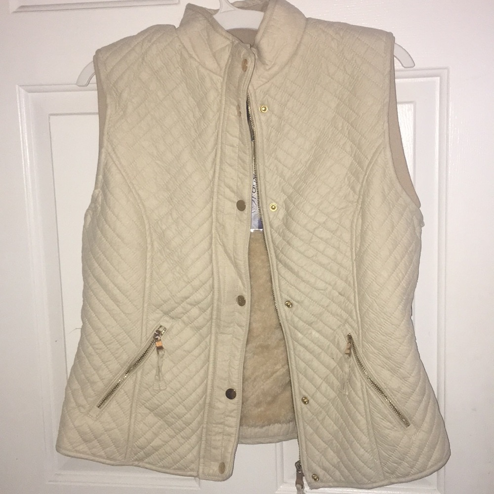 Creme vest with fur inside